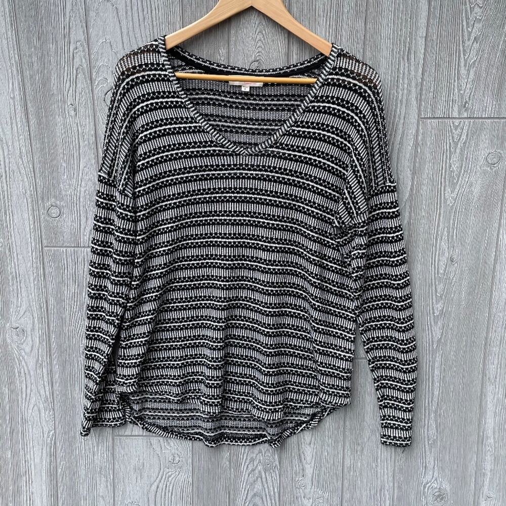 Two by Vince Camuto VNeck Knit lightweight Sweater